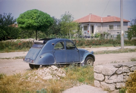 La 2cv bleue dans les rues de Zagreb en Yougoslavie ! Photo Didier Leplat