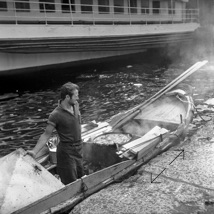 Istanbul en août 1970 - Un vendeur de poissons grillés le long du Bosphore vers le pont Galata - Photo Didier Leplat