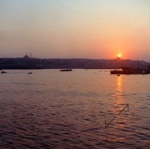 Istanbul en août 1970 - Le soleil se couche entre Sainte Sophie et la Mosquée bleue - Photo Didier Leplat