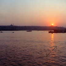 Istanbul en août 1970 - Le soleil se couche entre Sainte Sophie et la Mosquée bleue - Photo Didier Leplat