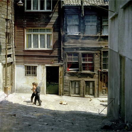 Dans les rues d’Istanbul en août 1970 - Des enfants dans les vieux quartiers à façade de bois - © Didier Leplat