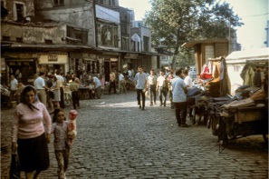 Dans les rues d’Istanbul en août 1970 
Les rues qui mènent au Grand Bazar - © Didier Leplat