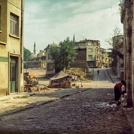 Dans les rues d’Istanbul en août 1970 - Sous la tente, un vendeur de fruits et de pastèques - Photo Didier Leplat