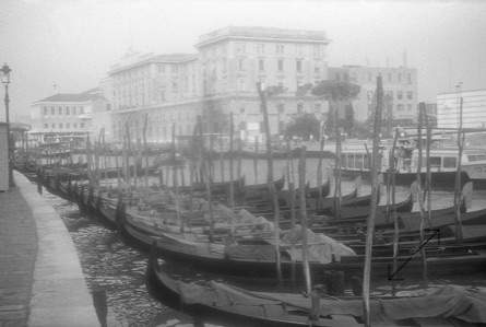 Venise au petit matin sous la brume en août 1970, les gondoles prêtent à partir - Photo Didier Leplat