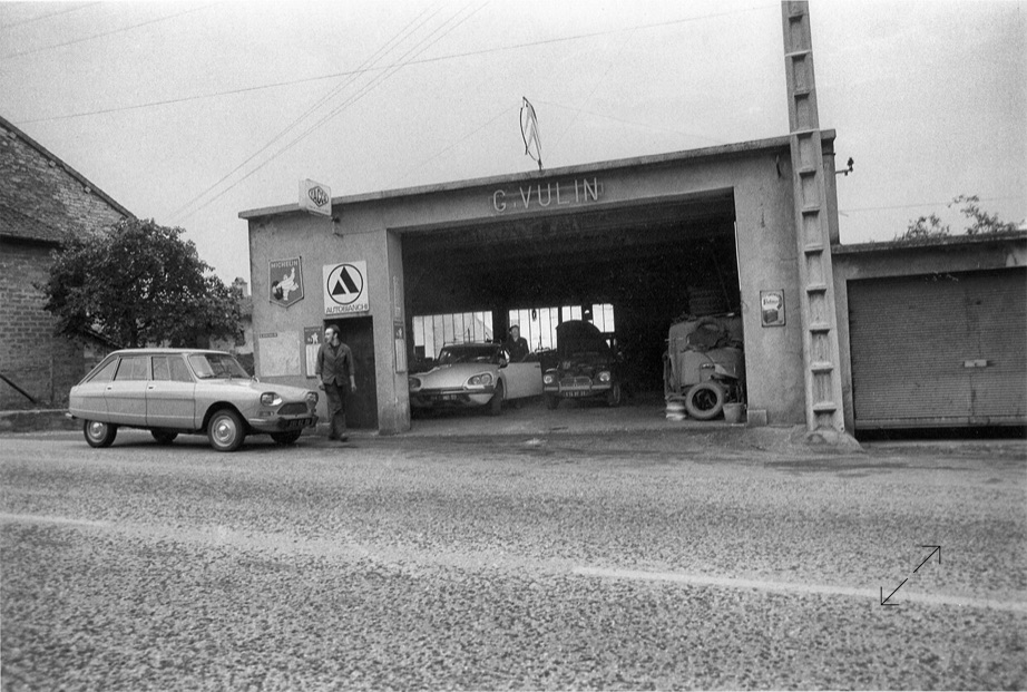 Le garage Vulin à Cousance dans le Jura en 1970 - Photo Didier Leplat