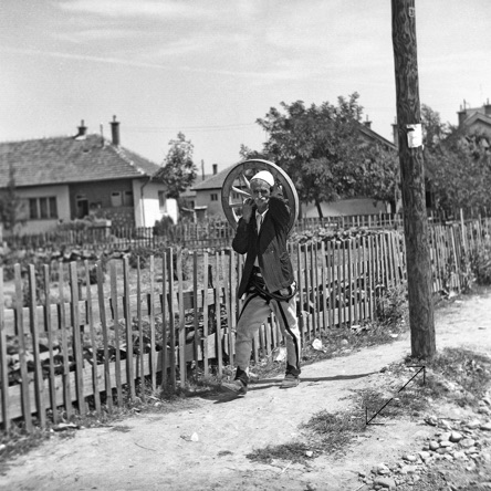 Qui de l’homme ou de la roue ? - Yougoslavie 1970 - Photo Didier Leplat