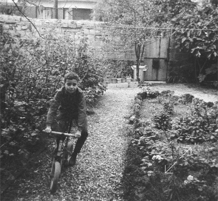 Mon copain Jean-Louis Marignier sur le petit parcours à l’intérieur de la cour de la maison avant la monte du moteur