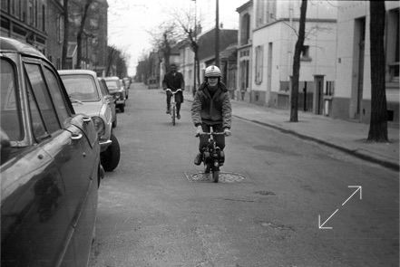 Les premiers essais rue Sartoris à La Garenne-Colombes. J’avais le casque par sécurité pour rassurer ma maman ! On remarque le logo BMW, sans doute pour donner davantage l’impression de vitesse !