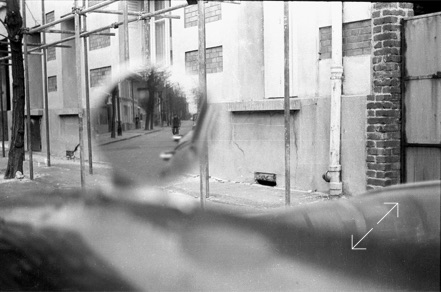 Le Solex à fond en reflet dans le rétroviseur de l’Ariane garée rue Sartoris. On remarquera déjà la créativité qu’on avait pour la recherche des points de vue en photo ! 