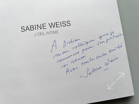 La dédicace que me fit Sabine Weiss après son passage au Trombinotron