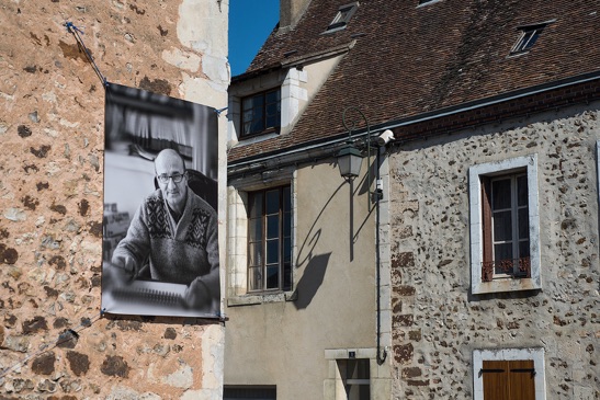 Les bâches accrochées dans les rues de Thiron-Gardais