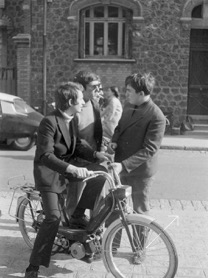 Mes copains à la sortie du lycée Albert-Camus de Bois-Colombes en mai 68