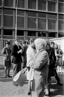 A la sortie du lycée Albert-Camus de Bois-Colombes en mai 68