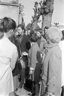 Les gens et passants à la sortie du lycée Albert-Camus de Bois-Colombes en mai 68