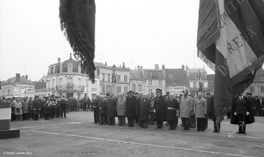 Dreux - 11 novembre 1975 - Le maire Jean Cauchon à vendre à crédit ! Photo Didier Leplat