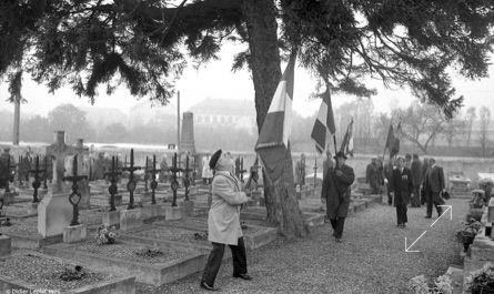 Dreux - 11 novembre 1975 - Les risques du métier de porte drapeaux ! Photo Didier Leplat