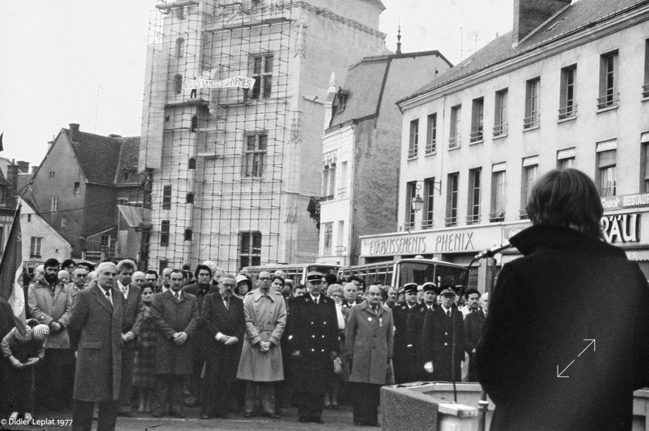 Dreux - 11 novembre 1977 - De dos au premier plan Françoise Gaspard nouvellement élue Maire de Dreux
et à l’arrière plan sur le beffroi notre ami René Maltête revendiquant « Non aux ventes d’armes » avec sa banderole. Photo Didier Leplat